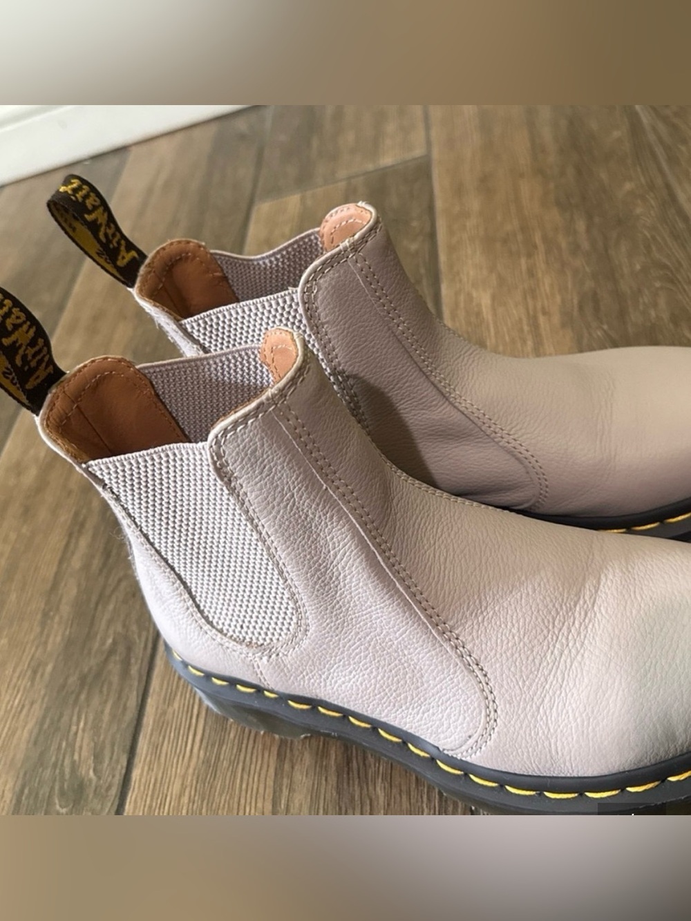 Dr. Martens 2976 Virginia Leather Chelsea in Vintage Taupe NEW - Picture 3 of 5